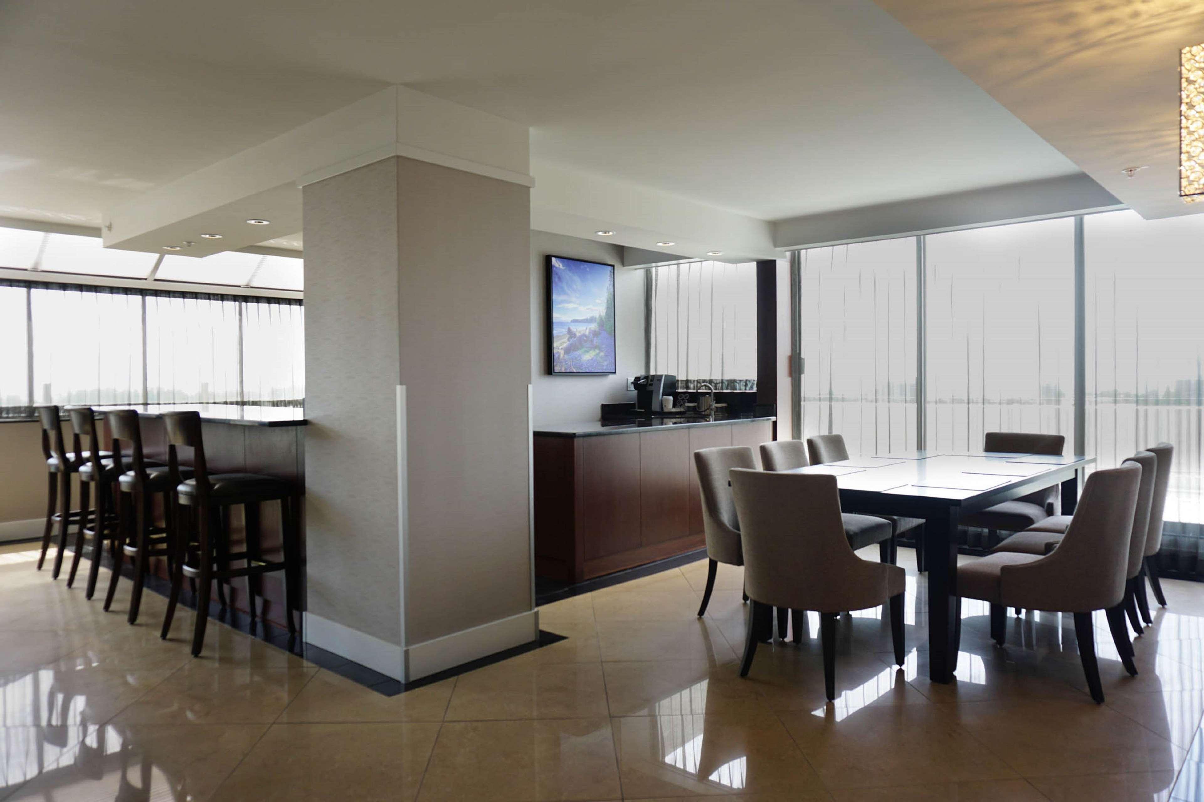Doubletree By Hilton Hotel & Suites ויקטוריה מראה חיצוני תמונה