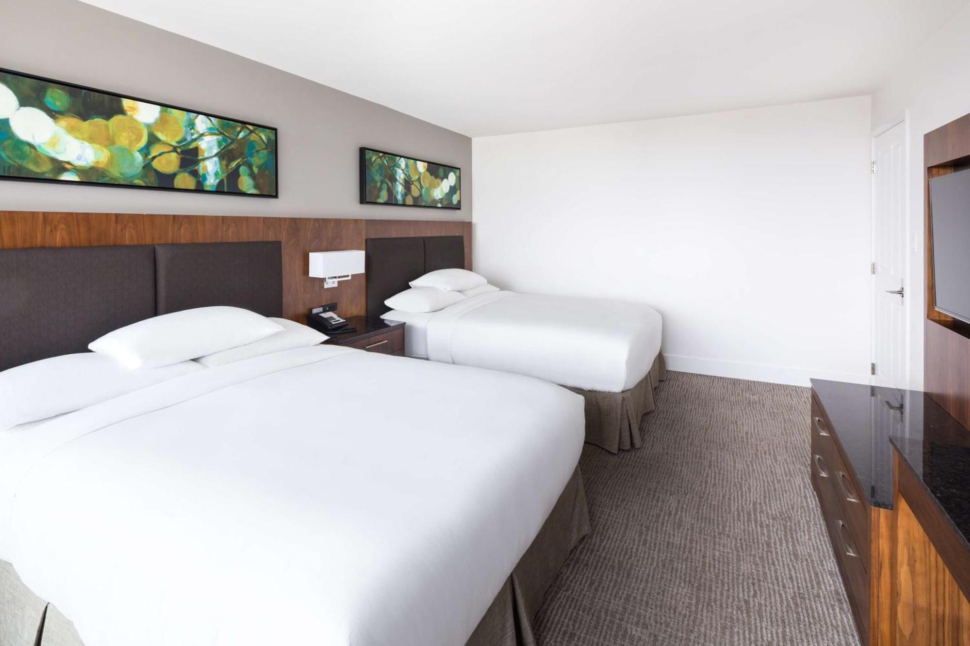 Doubletree By Hilton Hotel & Suites ויקטוריה מראה חיצוני תמונה